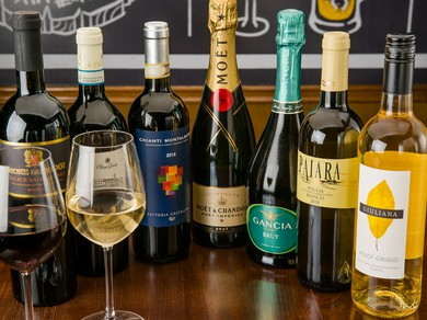 その日のオススメを満喫。料理と共に味わうワインやハイボール