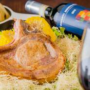 『サンシーロ名物　ワイルドポークステーキ』は、見た目もワイルドな骨付き豚のロースト。お店の名物、料理人イチオシの逸品はリーズナブルな価格もうれしい。ボリューム満点、大満足のひと品です。