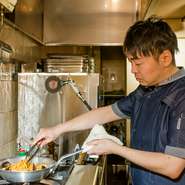 お1人さまでも来店しやすい、リラックスできる雰囲気づくりにも心を配っているという料理人。おいしい料理とドリンクを、肩ひじ張らず気さくに楽しんで貰えればと語ります。