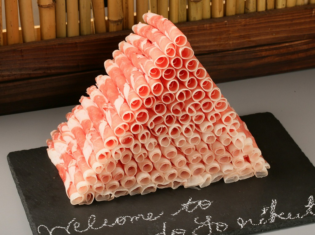 盛り付けでも喜ばせる薄切りカットのラム肉