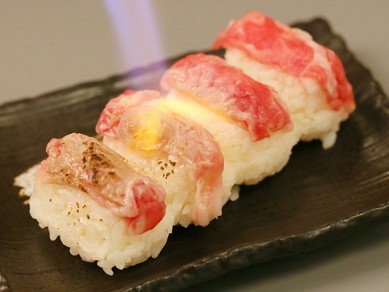 とろけるラム肉をお寿司で食らう『元祖！炙りラム肉寿司』