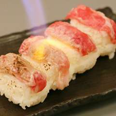 ラム肉を肉寿司感覚で食せる『俵おにぎり』