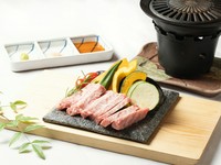 おいしさの秘密は仕入れに光るプロの目利き『厳選金印　オリーブ和牛の霜降りロースステーキ』