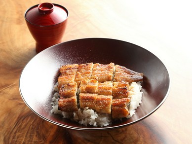 まずはこちらから『 鰻の五種盛り』