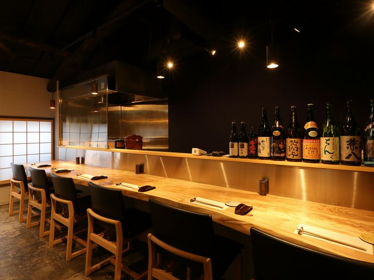 職人技を間近で楽しめるカウンター