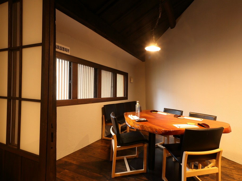 ゆったり食事ができるテーブル席