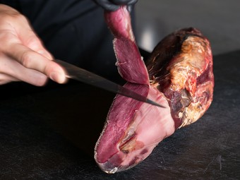 水分を飛ばすことで旨味をさらに引き出した『タン』