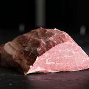 店主が生産で携わっていた岩手・門崎丑のヒレ肉。驚きの柔らかさと肉汁の旨さに驚くこと間違いなし！ その深い味わいに惚れ、【えいとまん】では主に赤身肉はこの門崎丑を使用しています。