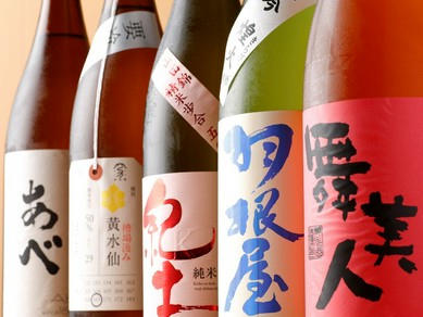【おさけと】オーナー・ソムリエの山口直樹が自ら厳選した日本各地の銘酒を集める