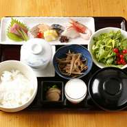 たからやま醸造の甘酒カクテル(ノンアルコール)/本日の鮮魚五種盛り合わせ/小鉢/味噌椀/香の物/サラダ/