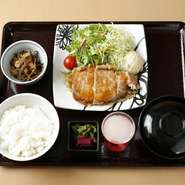 たからやま醸造の甘酒カクテル(ノンアルコール)/三元豚ロースの生姜焼き/小鉢/味噌椀/香の物/サラダ/新潟県十日町産 魚沼コシヒカリ
