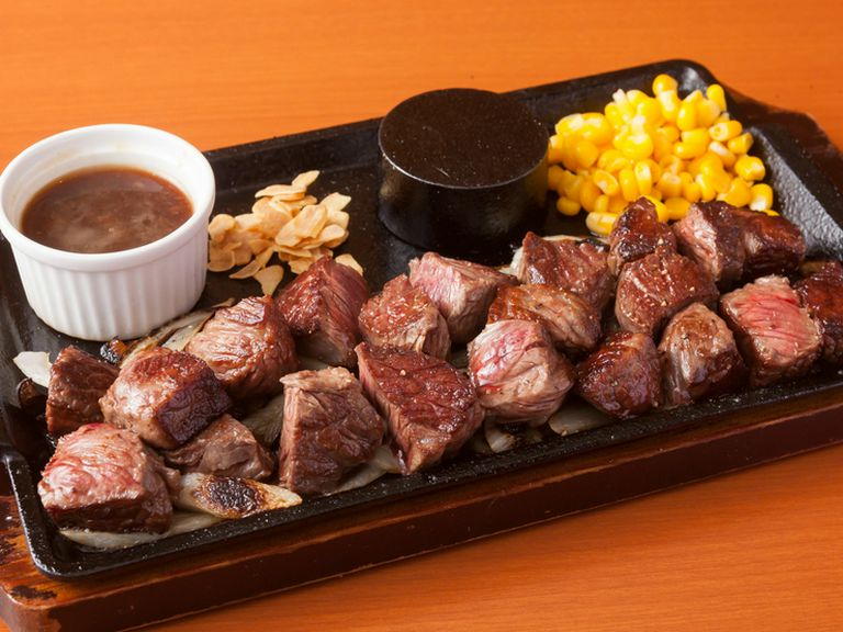 いい肉ゴロゴロ。自慢のメニュー『店主のカットステーキ』