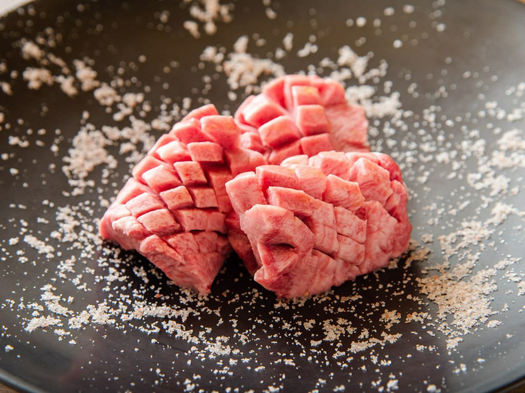 生のタンならではの旨みを味わいつくす『厚切りトロタン』