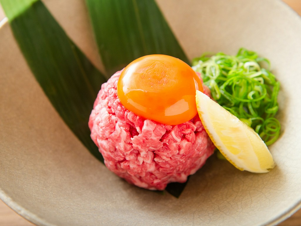 『炙りユッケ』