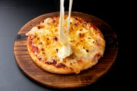 たっぷりチーズのピザを更にとろ～りチーズをかけたチーズ好きにはたまらない一品です。ランチタイムは500円で提供させて頂いてます