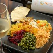 野菜中心のヘルシーな料理で、スリランカでは定番の料理です。太陽のエネルギーをしっかり吸い込んだ新鮮な野菜を摂取することで、素材の味を楽しみながら料理を味わうことが出来ます！