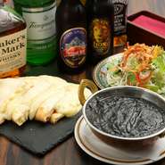 国産の竹炭を使用した黒いカレー。見た目は真っ黒ですが味は変わらず、とても体にやさしい料理です。お米とナンを選べて、お好きな形で味わうことができます！