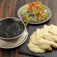 生地から手作りしたこだわりのナン。チーズはカロリーを90％カットしたものを使用しています。（プレーンナンをチーズナンに変更される場合は300円）