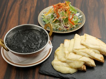 生地から手作りの『チーズナン』