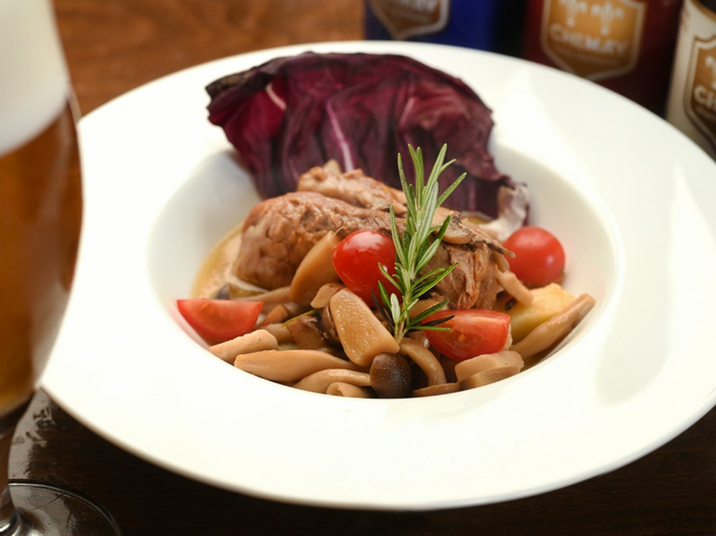 ホロホロと崩れるやわらかな食感が自慢『栗豚のベルギービール煮込み』