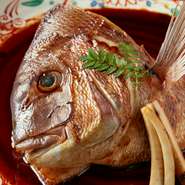 煮魚の素材に鯛を用いた一品。煮汁はお昼のそばのために毎日取っているだしを使用しており、関西風の優しい味わいが人気です。鯛ならではの上品な旨みが絶品！
