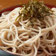 喉ごしのよさとコシの強さが魅力の二八そば。こだわりのだしが効いたそばつゆとの相性が抜群！　ランチメニューとしても人気です。3人前でも用意でき、たっぷりのボリュームは宴会の〆の一品としても最適です。