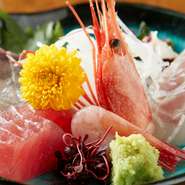 旬の魚介をおまかせで楽しめる一皿。素材は市場で店主自ら目利きをして仕入れているので、鮮度のよさは文句なし！内容はその日の入荷状況で変わります。