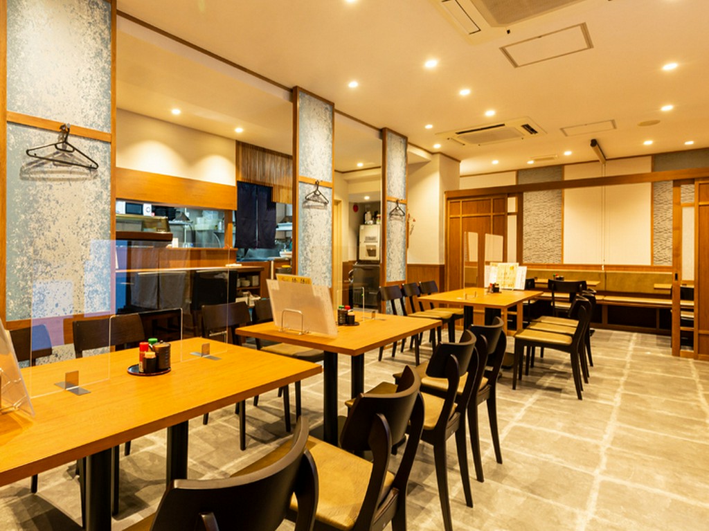 大小集まりにもご利用いただける広々テーブル席