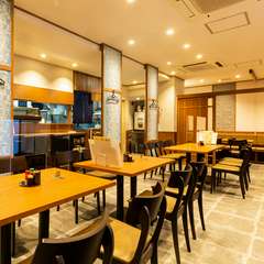 大小集まりにもご利用いただける広々テーブル席