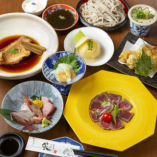 ～可以享用新鲜的海鲜料理和特色肉类料理的宴会套餐～8道菜品（另加1,500日元可无限畅饮）
