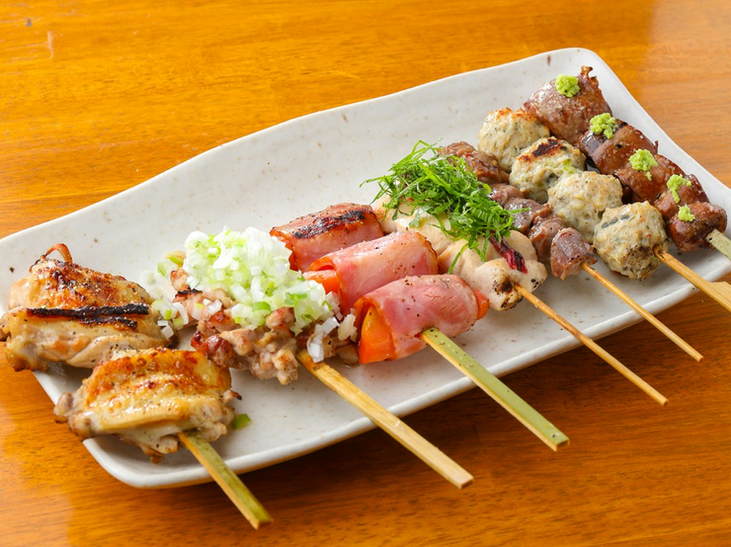 新鮮な鶏肉を部位ごとに異なる味付けで楽しむ『串焼き』