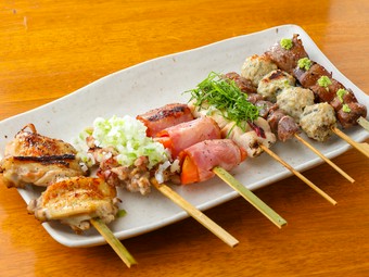 新鮮な鶏肉を部位ごとに異なる味付けで楽しむ『串焼き』