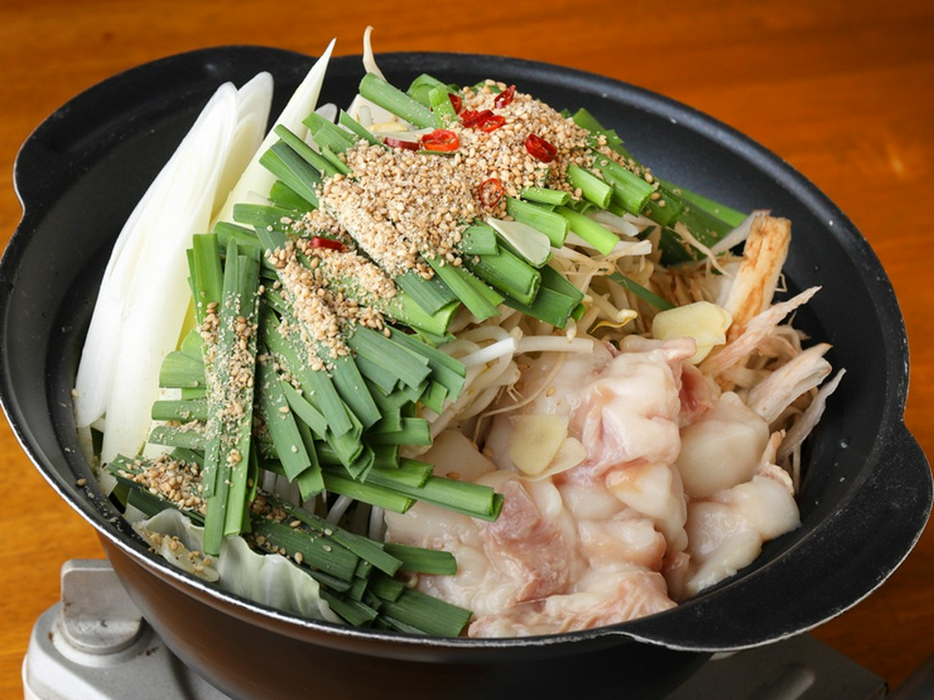 ボリュームあるモツを醤油味の鶏ガラスープで『もつ鍋』