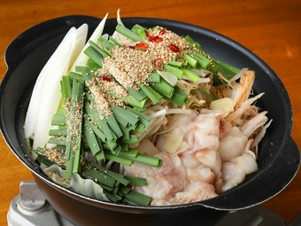 ボリュームあるモツを醤油味の鶏ガラスープで『もつ鍋』