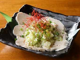 しっとりしたムネ肉とネギ塩ダレが相性抜群『蒸し鶏のねぎ塩だれ』