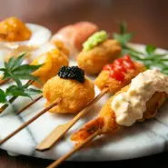人気の海老、刺身でもいただける鮮魚を使った串揚げ。油は揚げた後も軽い食感になるものを厳選。パン粉も生のものをさらに細かく砕き使用しています。50円～500円、約20種類ほどがラインナップ。