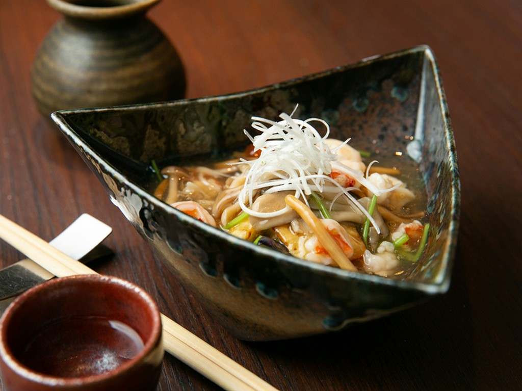 大ぶりにカットした海老とキノコを合わせた特製餡でいただく『賀茂茄子の海老餡かけ』