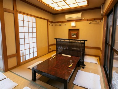 温かみのある店内でくつろぐ