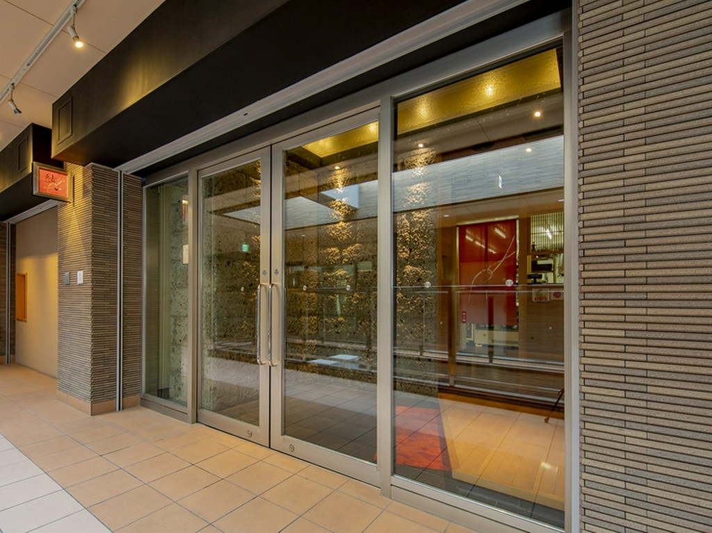 ガラス張りのオシャレな外観