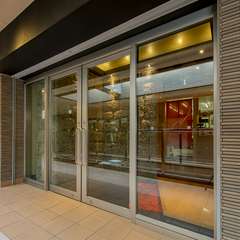 ガラス張りのオシャレな外観