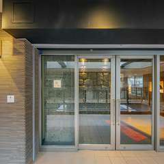 カメリアセキモトビルの2階へどうぞ