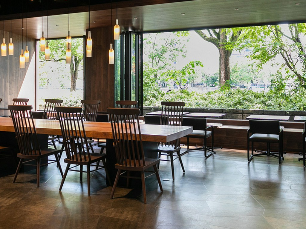 ガラス張りで開放感のある店内で、ゆったり過ごせる