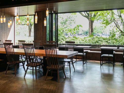 ガラス張りで開放感のある店内で、ゆったり過ごせる