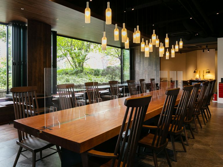 テーブルの真ん中にはアクリルパーテーションがあるので安心