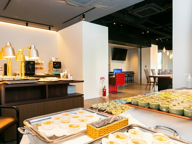 サラダや和物、炒め物など、約20種類の小鉢料理が楽しめる