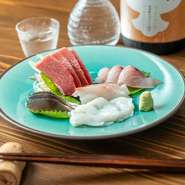 豊洲からの直送のお魚を中心に4～5種類盛り合わせました。人数によっていろいろとご用意できますのでお気軽にお声掛けください。
