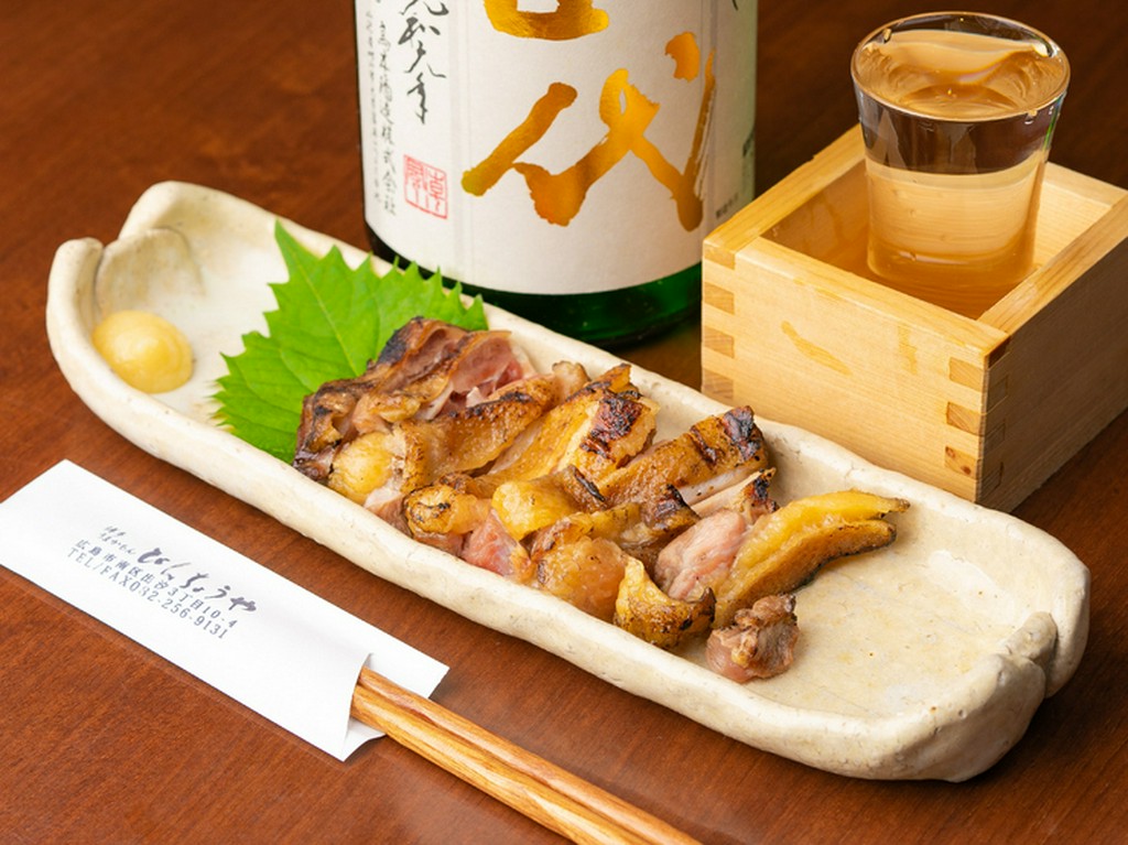 身が締まった赤鶏のプリプリの歯応えが魅力。鹿児島の甘め醤油が鶏の旨味を引き立てる『地鶏のタタキ』