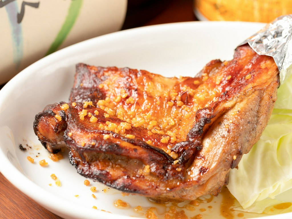 お酒のアテにするもよし、ご飯をかきこむもよし。香川の名物料理『骨付鶏　雛鳥』