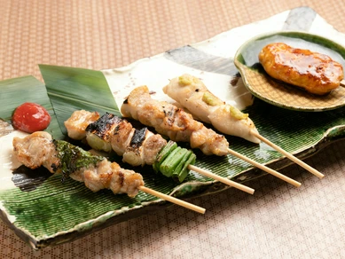 いつでもできたて熱々。絶妙な火入れでジューシーに焼き上げられた『焼鳥』