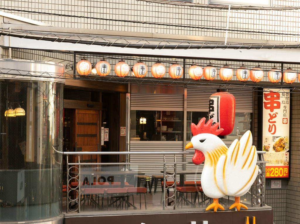 飲食店が軒を連ねる賑やかな鍛冶屋町の一角。鶏の看板が目印